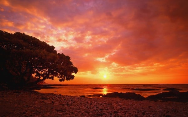 Kızıl Gün Batımı ve Bulutlar