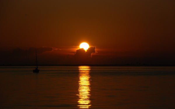 gün batımı ve yelkenli