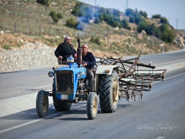 yol üzeri mavi traktör