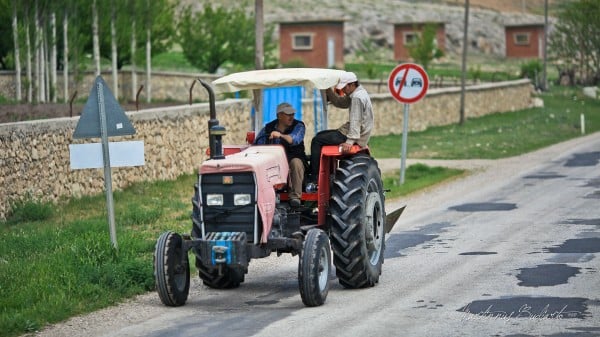 yoldaki traktör
