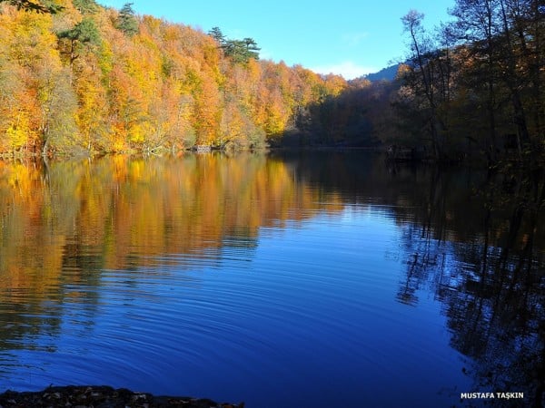 mavi göl ve yansımalar