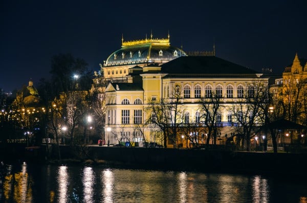 prag altın kubbeli bina