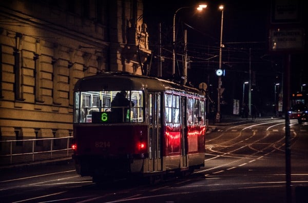 prag tramvay gece