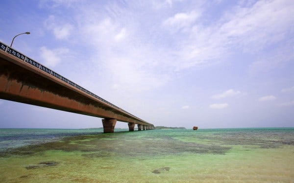 Deniz ve taş köprü