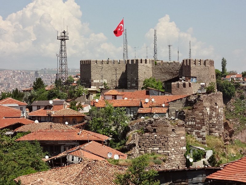 ankara kalesi ve türk bayrağı