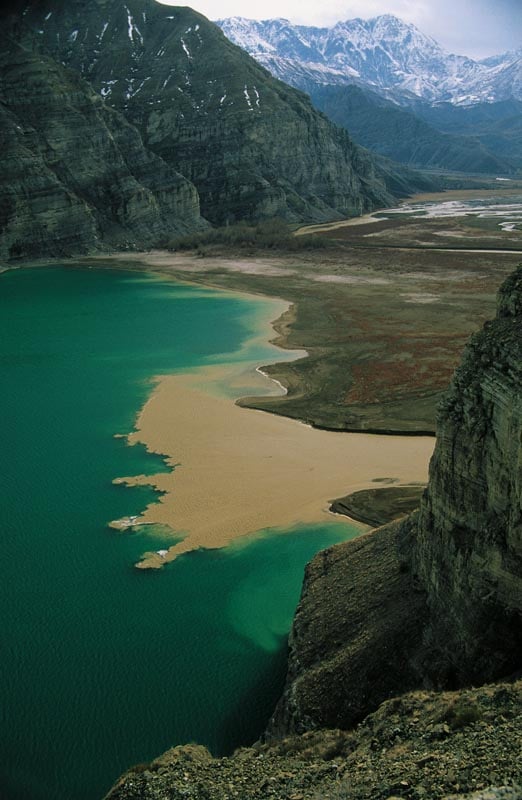 dağların arasındaki sahil