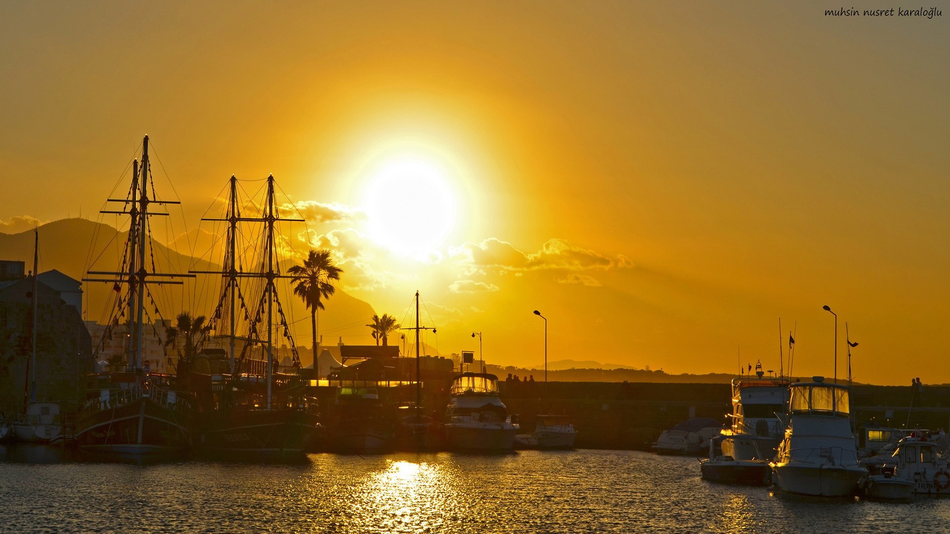 gün batımı ve yelkenliler