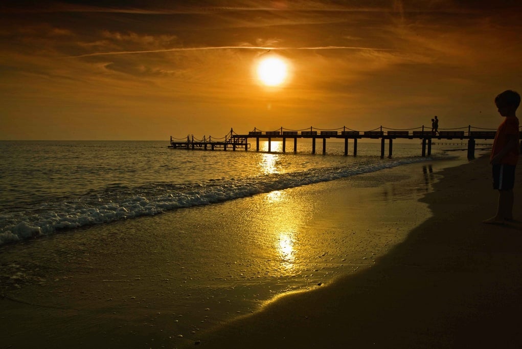 gün batımı ve çocuk