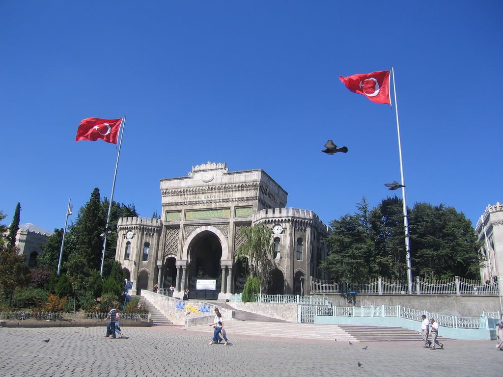 istanbul üniversitesi ana kapı