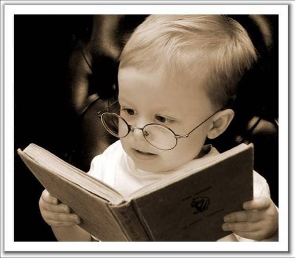 kitap okuyan çocuk