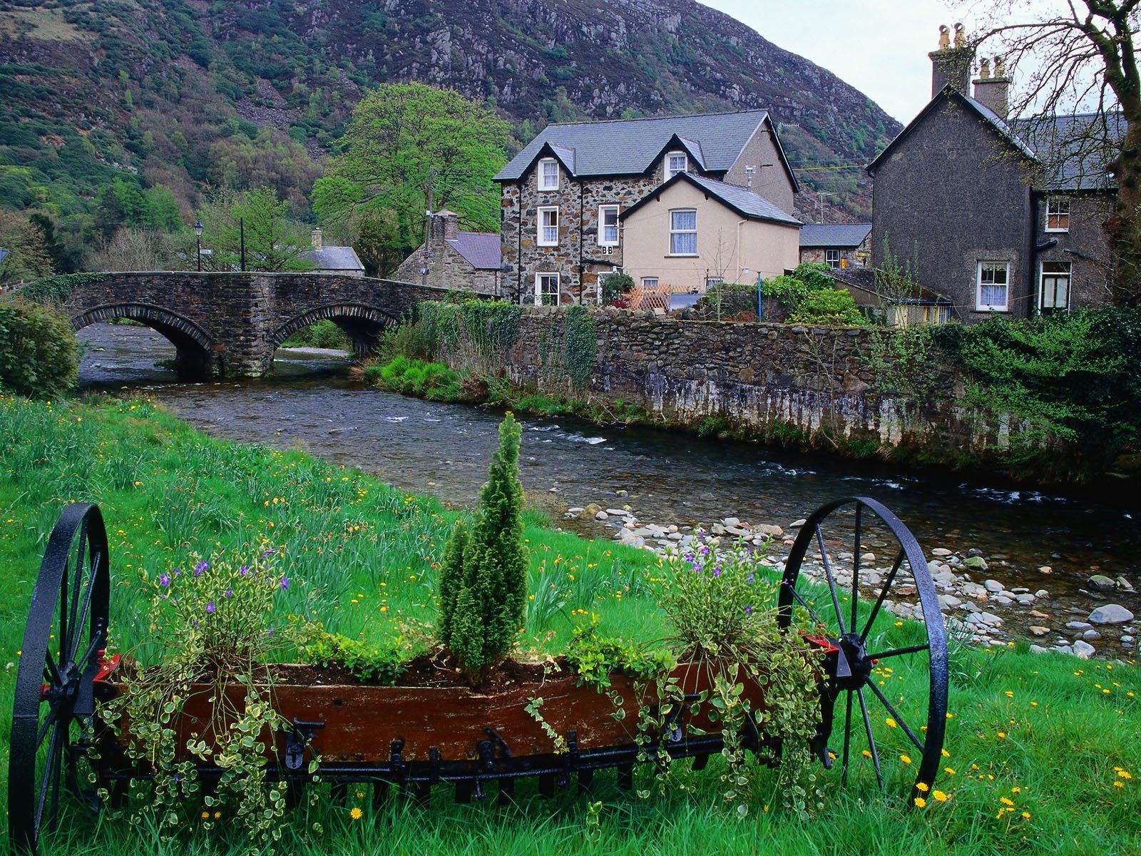 manzara-resimleri-449-stone_village_of_beddgelert_snowdonia_national_park_gwynedd_wales-1287431040
