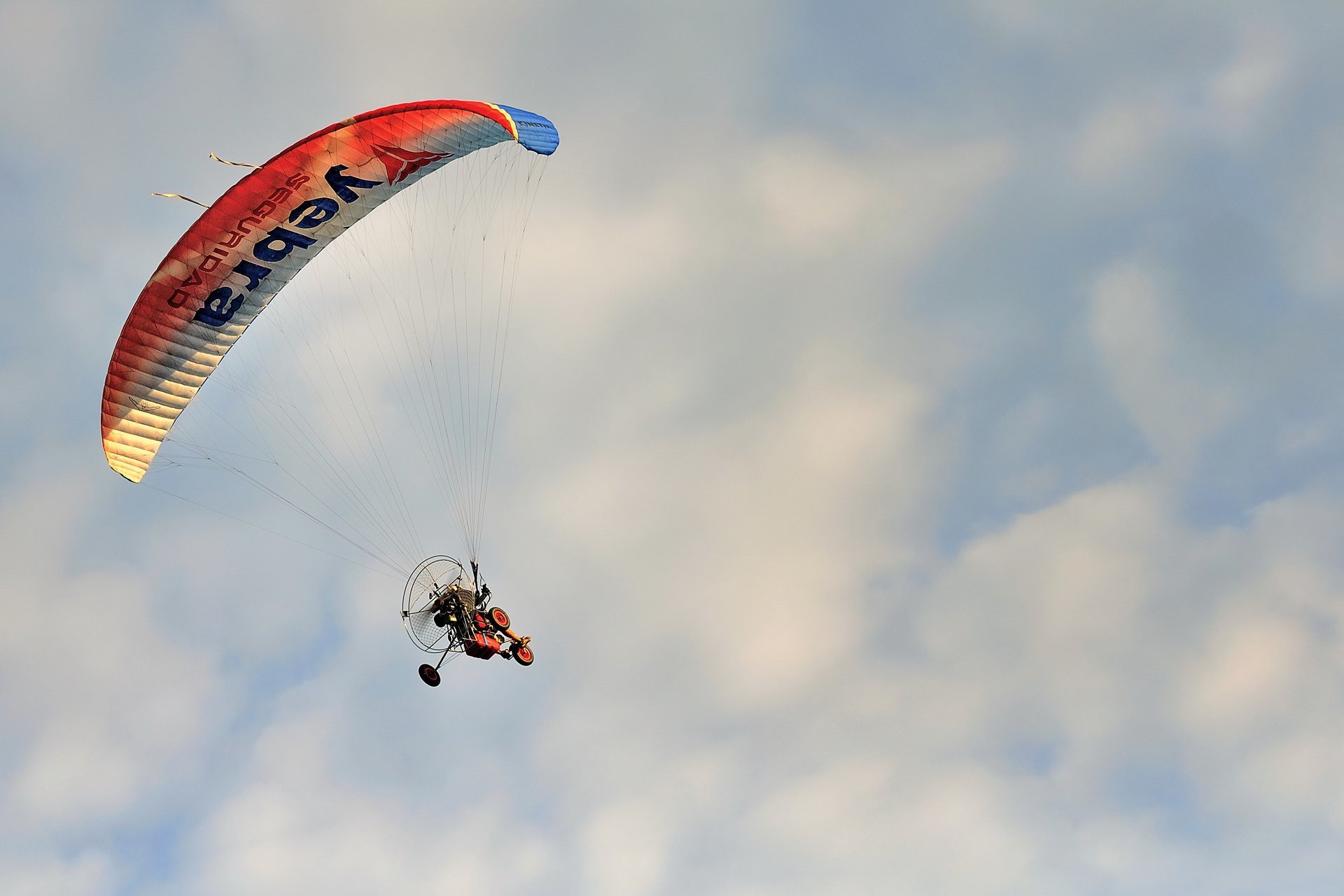 paraşütlü motor