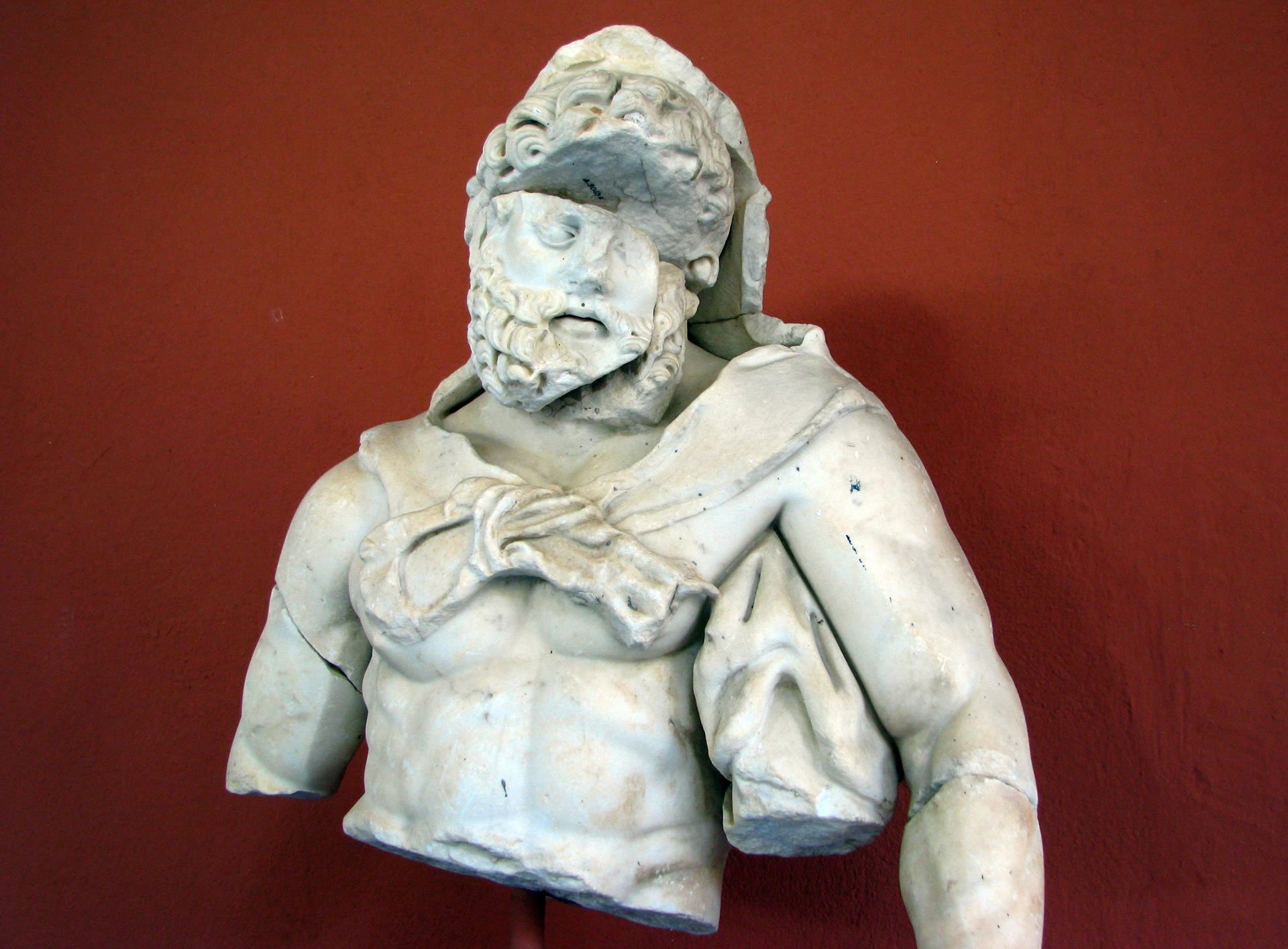 parçalanmış insan heykeli