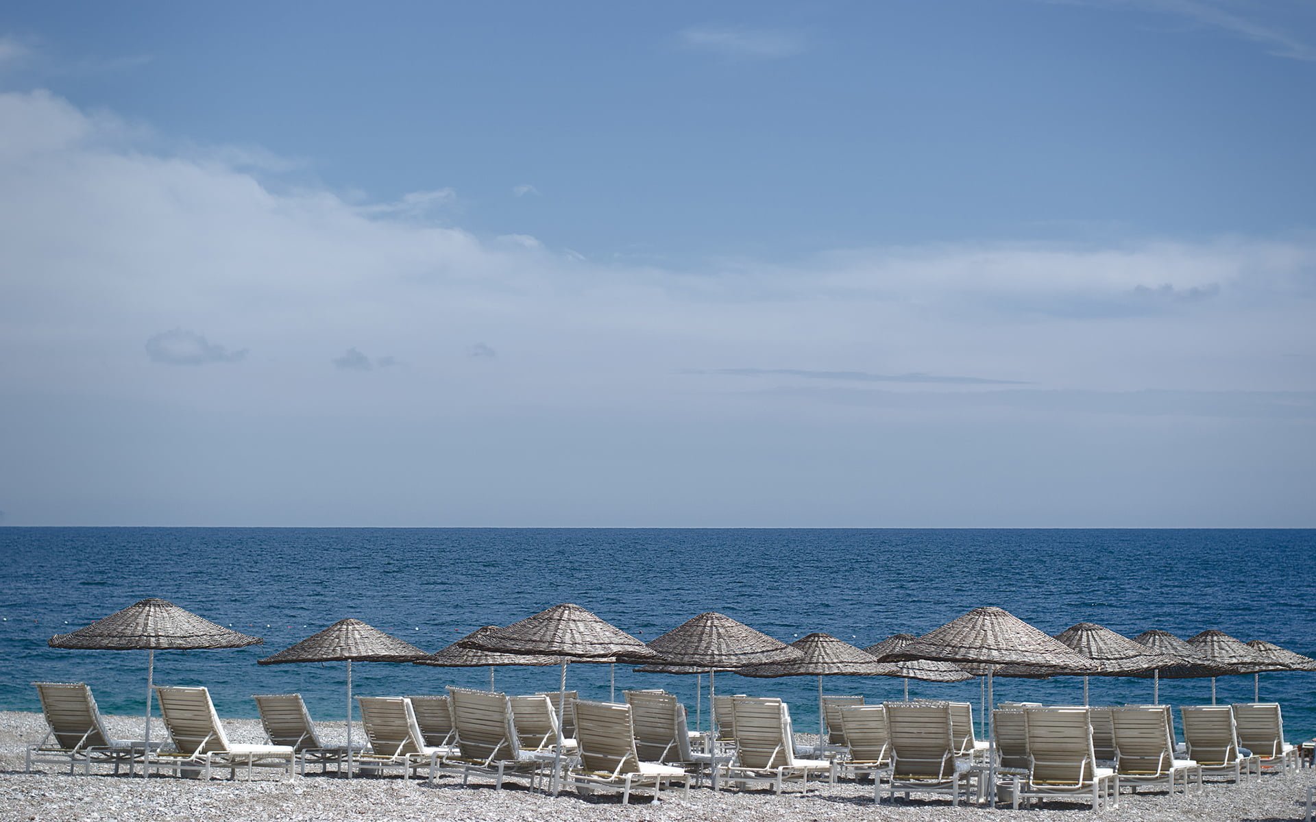 sahil ve şezlonglar