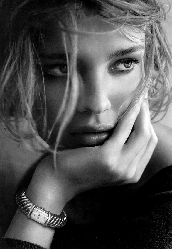 siyah beyaz kız resmi