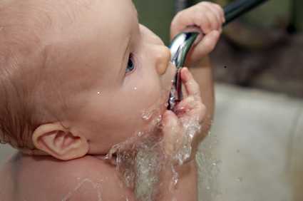 Su İçen Bebek