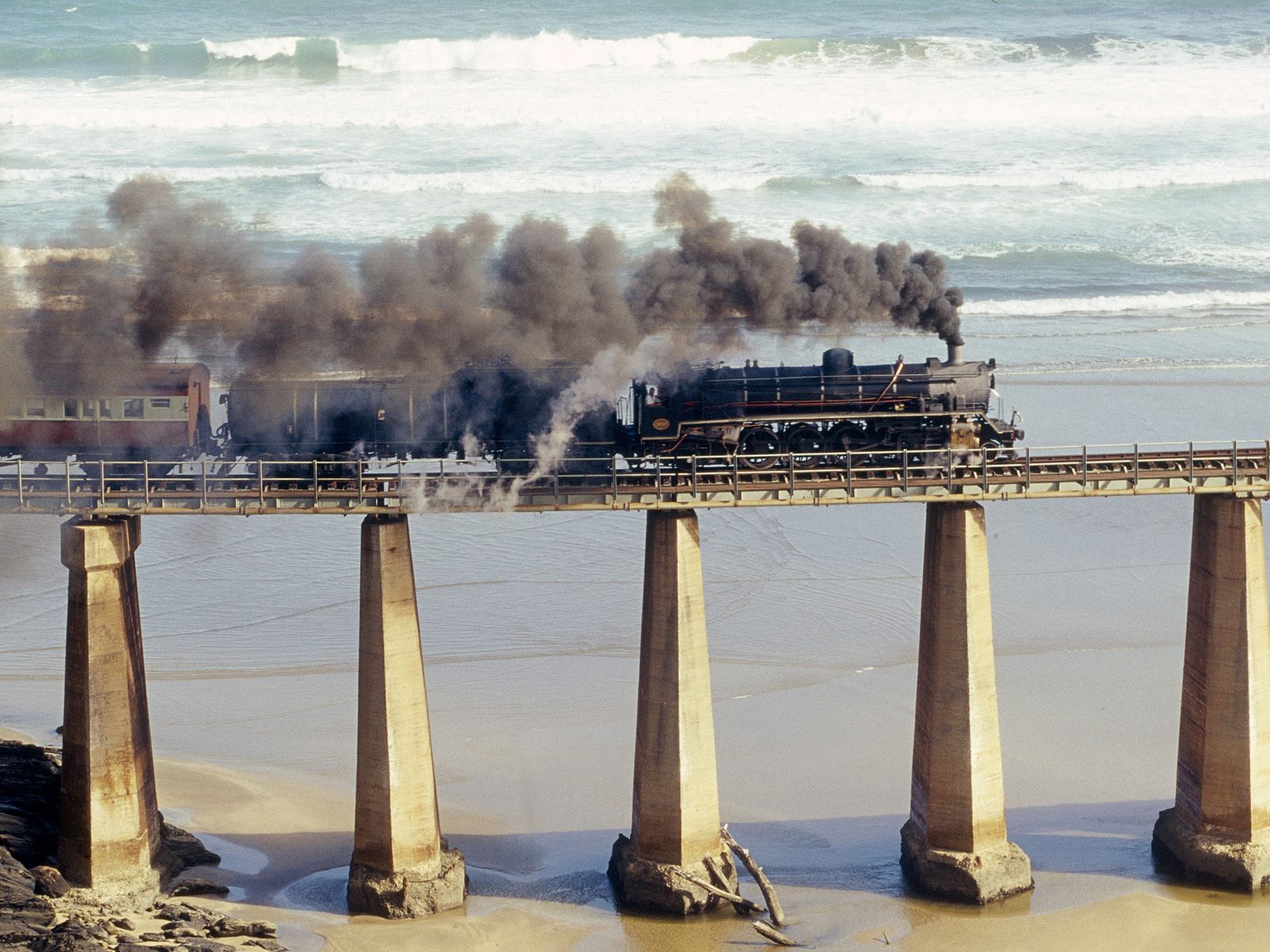 tjoe-steam-engine-outeniqua-choo-south-africa-1303413667