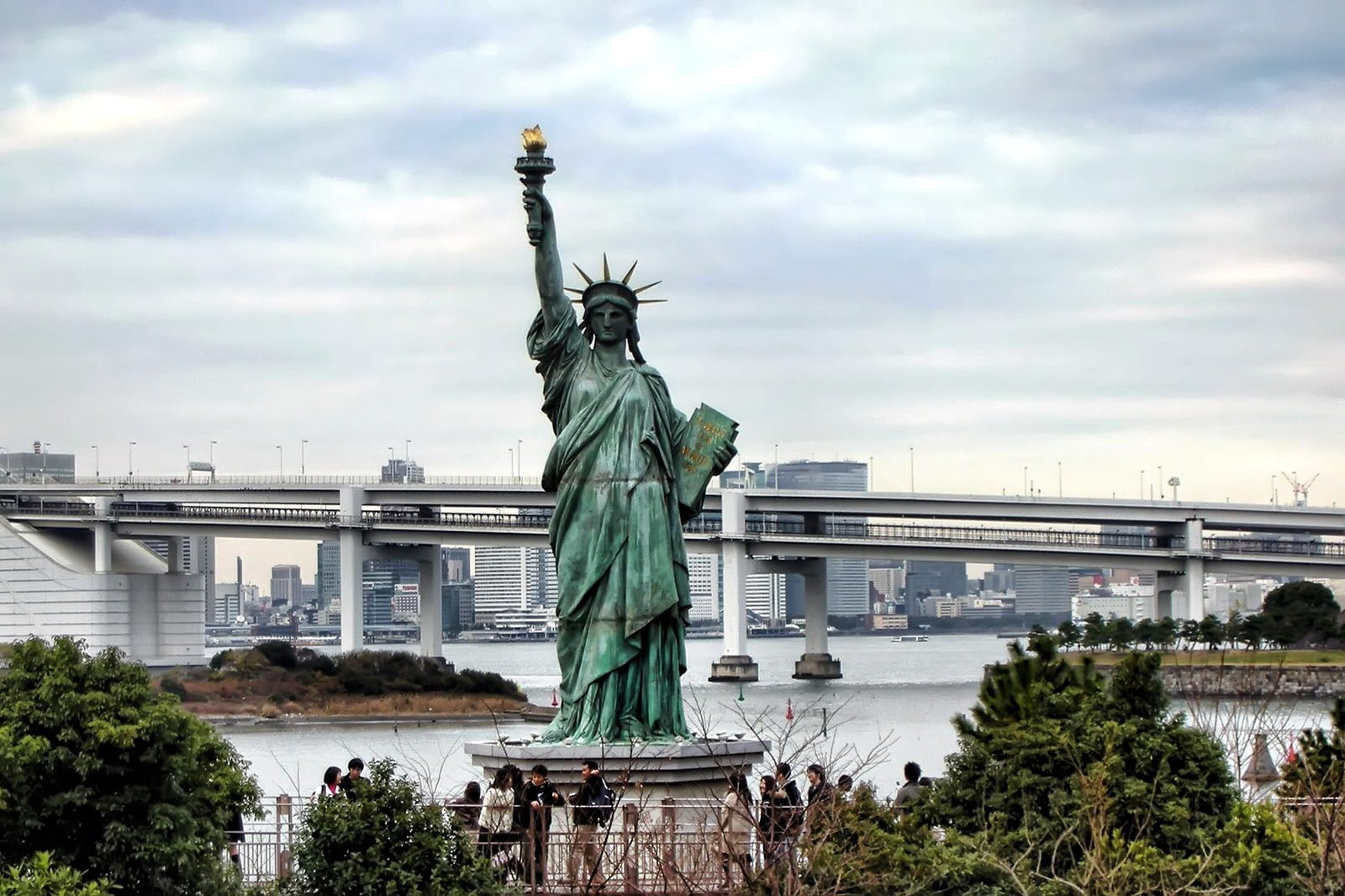 çakma hürriyet anıtı